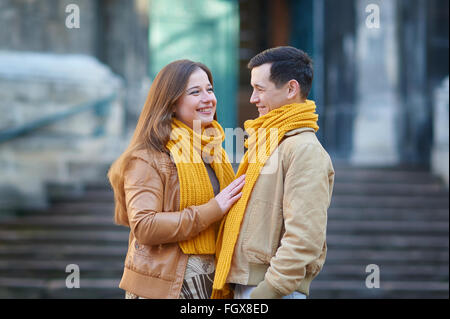 Couple de touristes de prendre une marche dans une rue de ville trottoir dans une journée ensoleillée Banque D'Images