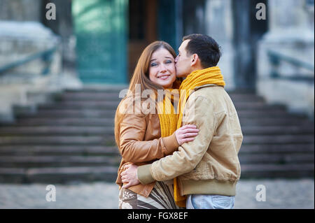 Couple de touristes de prendre une marche dans une rue de ville trottoir dans une journée ensoleillée Banque D'Images