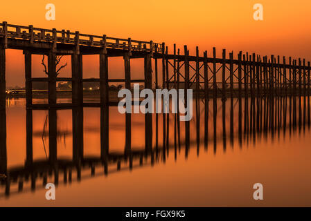 Coucher de soleil sur le pont U Bein en bois historique près de Mandalay en Birmanie. Longue exposition. Banque D'Images