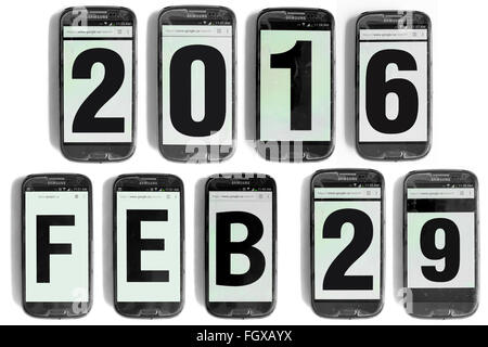 29 févr. 2016 écrit sur les écrans de smartphones photographié sur un fond blanc. Banque D'Images