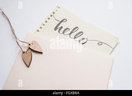 Deux amoureux coeur et paroles Hello pour carte greating Banque D'Images