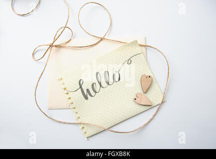 Deux amoureux coeur et paroles Hello pour carte greating Banque D'Images