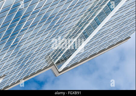 La construction de gratte-ciel de verre contre le fond de ciel square illustration Banque D'Images