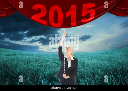 Image composite de businesswoman pulling une chaîne Banque D'Images