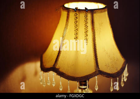 Lampe sur la table de chevet dans la chambre Banque D'Images