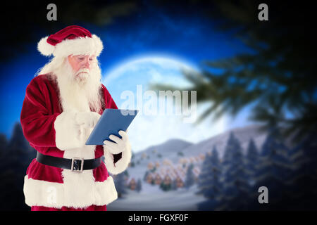 Image composite de santa utilise un tablet pc Banque D'Images
