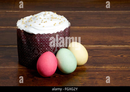 Gâteau de Pâques avec des oeufs autour sur fond de bois Banque D'Images