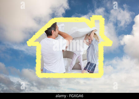Image composite de famille ayant un pillow fight Banque D'Images