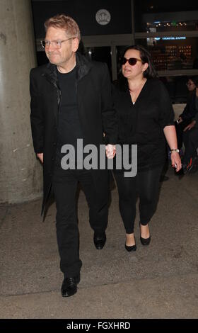 Kenneth Branagh arrive sur un vol vers l'Aéroport International de Los Angeles (LAX) avec sa femme Lindsay Brunnock avec : Kenneth Branagh, Lindsay Brunnock Où : Los Angeles, California, United States Quand : 18 Jan 2016 Banque D'Images