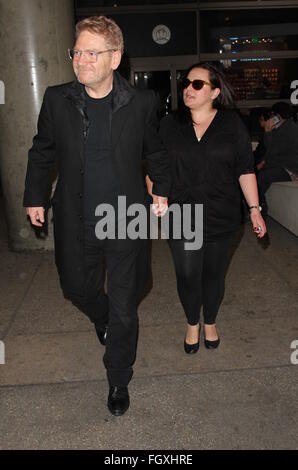 Kenneth Branagh arrive sur un vol vers l'Aéroport International de Los Angeles (LAX) avec sa femme Lindsay Brunnock avec : Kenneth Branagh, Lindsay Brunnock Où : Los Angeles, California, United States Quand : 18 Jan 2016 Banque D'Images