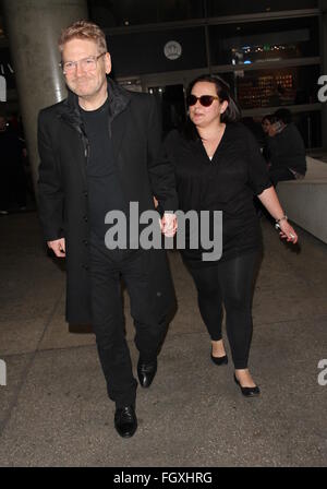 Kenneth Branagh arrive sur un vol vers l'Aéroport International de Los Angeles (LAX) avec sa femme Lindsay Brunnock avec : Kenneth Branagh, Lindsay Brunnock Où : Los Angeles, California, United States Quand : 18 Jan 2016 Banque D'Images