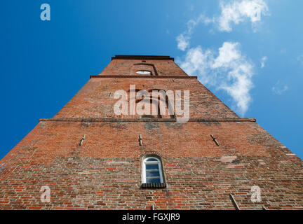 Vue de dessous le vieux Phare ou 'Alter Leuchtturm' sur l'île de Borkum, Allemagne Banque D'Images