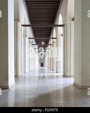 Passages entourant la cour intérieure de la mosquée éclairants, Le Caire, Egypte Banque D'Images