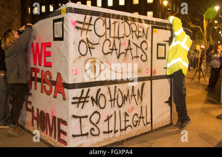 London UK. 22 février 2016. Rallye des manifestants à l'extérieur de Downing Street, à Londres à la demande du gouvernement britannique pour permettre aux réfugiés d'être autorisés à entrer en Grande-Bretagne et également contre la décision française d'effacer ce qu'on appelle le camp de réfugiés de la Jungle à Calais Credit : amer ghazzal/Alamy Live News Banque D'Images