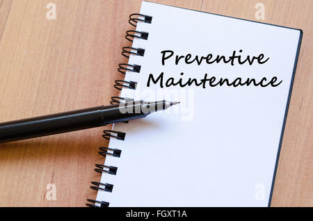 Texte de maintenance préventive écrire sur ordinateur portable avec concept pen Banque D'Images