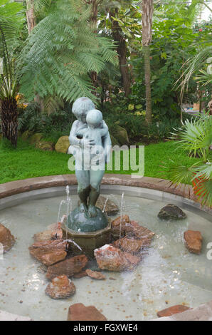 L'une des statue féminine et un fountin court avec de l'eau Banque D'Images