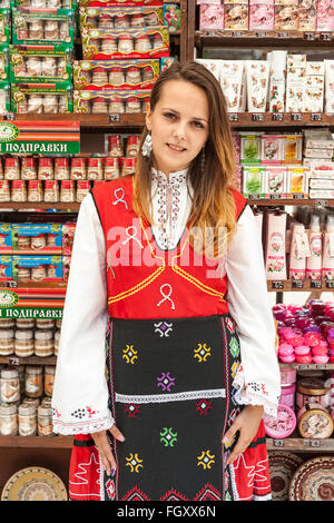 Jeune femme shop assistants, qui costume traditionnel bulgare, NESSEBAR, Bulgarie Banque D'Images