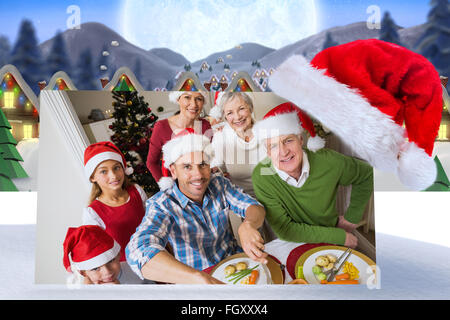 Image composite de père à santa hat poulet sculpture at Christmas dinner Banque D'Images