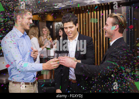 Amis de prendre un verre ensemble Banque D'Images