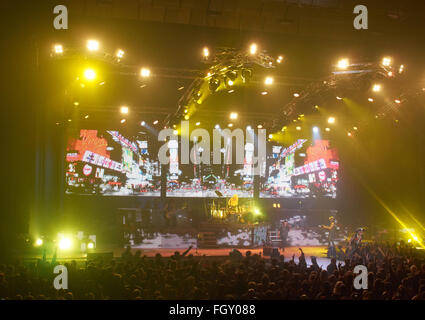 Dnepropetrovsk, UKRAINE - le 31 octobre 2012 : foule avant l'étape de mise en surbrillance lorsque le groupe de hard rock Scorpions en concert Banque D'Images