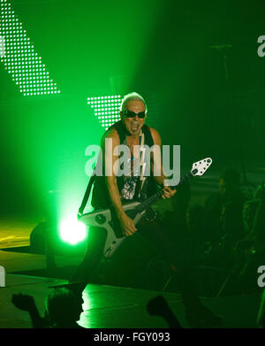 Dnepropetrovsk, UKRAINE - le 31 octobre 2012 : a souligné le guitariste et membre fondateur des Scorpions Rudolf Schenker joue de la guitare Banque D'Images