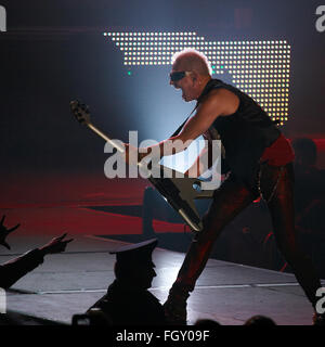 Dnepropetrovsk, UKRAINE - le 31 octobre 2012 : guitariste de Scorpions Rudolf Schenker effectue sur scène Banque D'Images