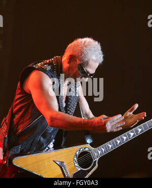 Dnepropetrovsk, UKRAINE - le 31 octobre 2012 : guitariste du groupe Scorpions Rudolf Schenker fans accueille Banque D'Images