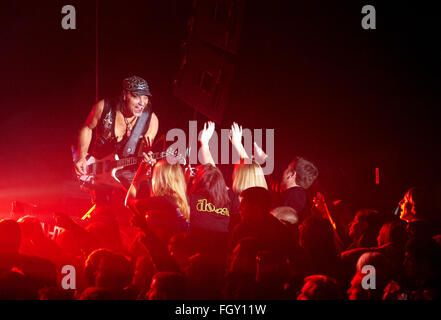 Dnepropetrovsk, UKRAINE - le 31 octobre 2012 : Matthias Jabs joue de la guitare en face de fans au cours de 'Sting' concert Tour 2012 Banque D'Images