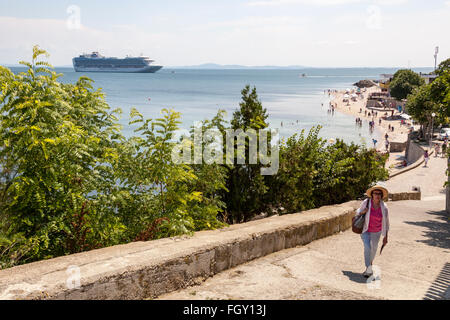 Touriste, Emerald Princess bateau de croisière et plage, NESSEBAR, Bulgarie Banque D'Images