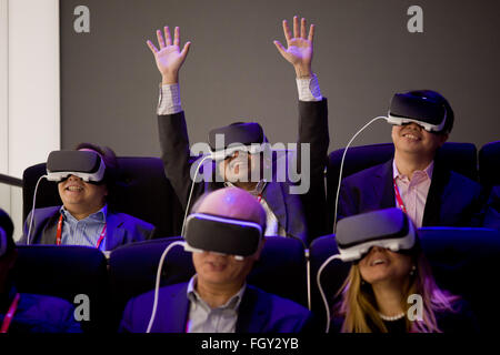 Barcelone, Espagne - 22 février 2016. Les visiteurs d'essayer le nouveau "Oculus VR' périphérique virtuel au stand Samsung lors du Mobile World Congress à Barcelone. Premier jour du MWC, plus grand salon mobile dans lequel réunit les entreprises mobiles et où les derniers développements dans le secteur sont présentés. Crédit : Jordi Boixareu/Alamy Live News Banque D'Images