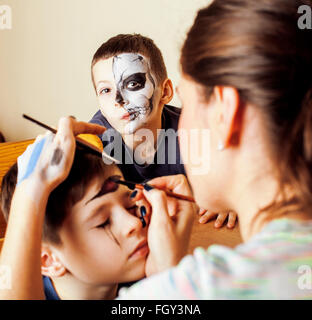 Mignon petit enfant faisant facepaint sur anniversaire, Apocalypse zombie, préparer Halloween facepainting Banque D'Images