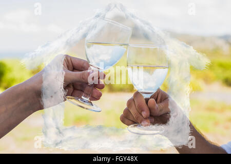 Image composite de deux verres à vin de trinquer à l'extérieur Banque D'Images