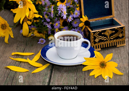 Bouquet de fleurs sauvages, de café, de coffret et de pétales jaunes, still life Banque D'Images