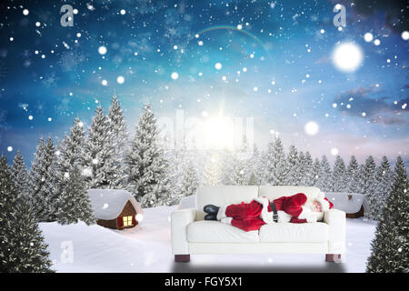 Image composite d'un père noël dort sur un divan Banque D'Images