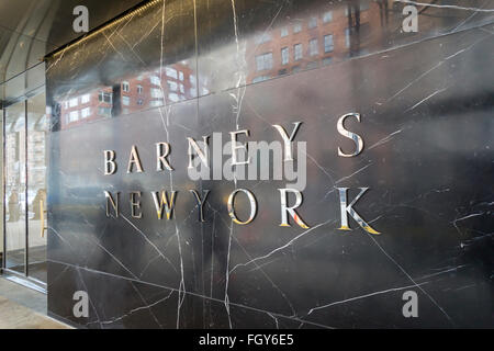 La nouvelle Barneys New York sur la 7ème Avenue à Chelsea, à New York, le samedi 20 février, 2016. Le grand magasin est de retour avec un magasin à l'emplacement de leur établissement d'origine. (© Richard B. Levine) Banque D'Images