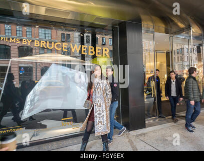 La nouvelle Barneys New York sur la 7ème Avenue à Chelsea, à New York, le samedi 20 février, 2016. Le grand magasin est de retour avec un magasin à l'emplacement de leur établissement d'origine. (© Richard B. Levine) Banque D'Images