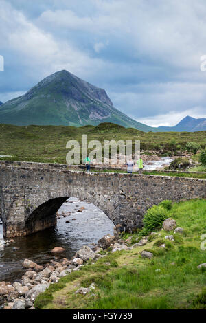 Le pont à Sligachan sur l'île de Skye, en Ecosse, avec le derrière des montagnes Cuillin Banque D'Images
