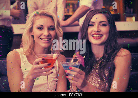 Amis de prendre un verre ensemble Banque D'Images