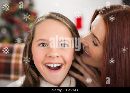 Image composite de mère dire à sa fille un secret de Noël Banque D'Images