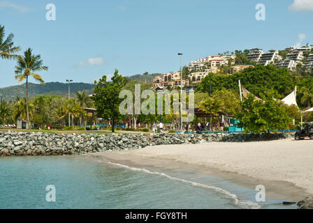 Voir partie d'Airlie Beach avec vue sur la mer, la plage et l'hébergement. Banque D'Images