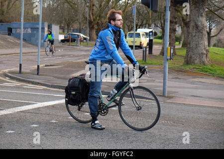 Un cycle en banlieue de Bristol, l'attente aux feux de circulation. Banque D'Images