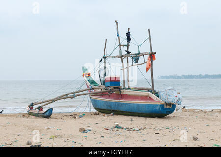 15 janvier 2016 - Sri Lanka - catamaran traditionnel bateau de pêche Sri Lanka sur plage, Hikkaduwa, au Sri Lanka, en Asie du Sud (crédit Image : © Andrey Nekrasov via Zuma sur le fil) Banque D'Images