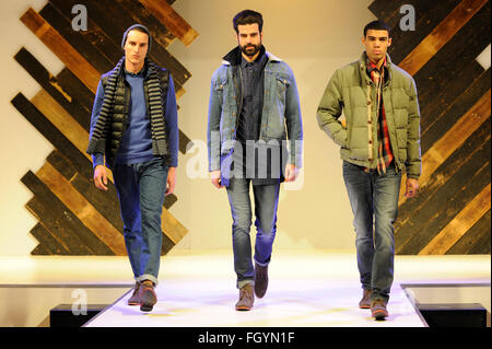 Modèles sur le défilé de mode masculine à Moda, NEC de Birmingham, Royaume-Uni, 22 février 2016. Crédit : Antony l'ortie/Alamy Live News Banque D'Images