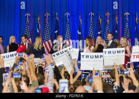 GOP et milliardaire Donald Trump candidat présidentielle reconnaît partisans acclamant avec sa famille alors qu'ils célèbrent la victoire dans la primaire républicaine de Caroline du Sud, 20 février 2016 à Spartanburg, Caroline du Sud, USA . Banque D'Images