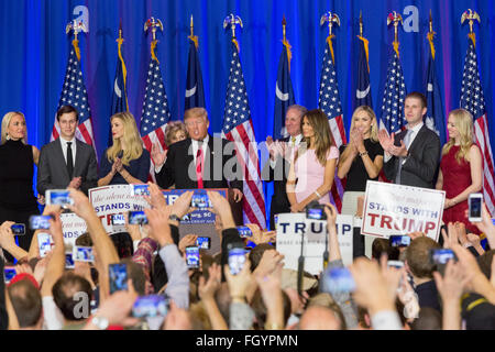 GOP et milliardaire Donald Trump candidat présidentielle reconnaît partisans acclamant avec sa famille alors qu'ils célèbrent la victoire dans la primaire républicaine de Caroline du Sud, 20 février 2016 à Spartanburg, Caroline du Sud, USA . Banque D'Images