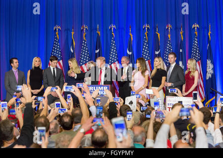 GOP et milliardaire Donald Trump candidat présidentielle reconnaît partisans acclamant avec sa famille et le lieutenant-gouverneur. Henry McMasters alors qu'ils célèbrent la victoire dans la primaire républicaine de Caroline du Sud, 20 février 2016 à Spartanburg, Caroline du Sud, USA . Banque D'Images