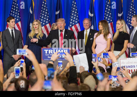 GOP et milliardaire Donald Trump candidat présidentielle reconnaît partisans acclamant avec sa famille et le lieutenant-gouverneur. Henry McMasters alors qu'ils célèbrent la victoire dans la primaire républicaine de Caroline du Sud, 20 février 2016 à Spartanburg, Caroline du Sud, USA . Banque D'Images