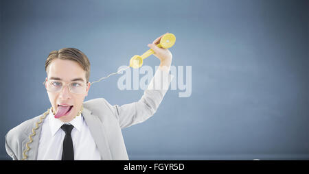 Image composite de l'homme geek étranglés par cordon téléphonique Banque D'Images