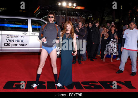La première mondiale de Grimsby le 22/02/2016 à l'odeon Leicester Square, Londres. Sur la photo : Sacha Baron Cohen comme Nobby avec sa femme Isla Fisher. Photo par Julie Edwards/Alamy Live News Banque D'Images
