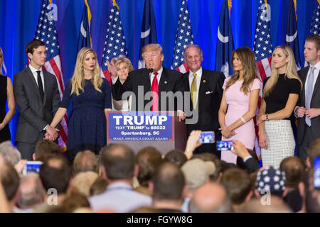 GOP et milliardaire Donald Trump candidat présidentiel traite de partisans aux côtés de sa famille et le lieutenant-gouverneur. Henry McMasters alors qu'ils célèbrent la victoire dans la primaire républicaine de Caroline du Sud, 20 février 2016 à Spartanburg, Caroline du Sud, USA . Banque D'Images